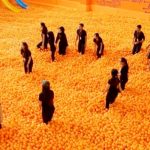 Mandi di Kolam Bola Raksasa