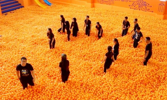 Mandi di Kolam Bola Raksasa Mandi di Kolam Bola Raksasa