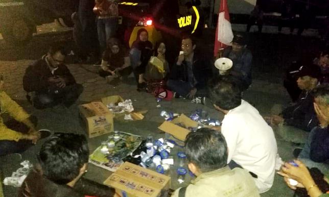 Orangtua Siswa Nekat Bermalam di Disdik