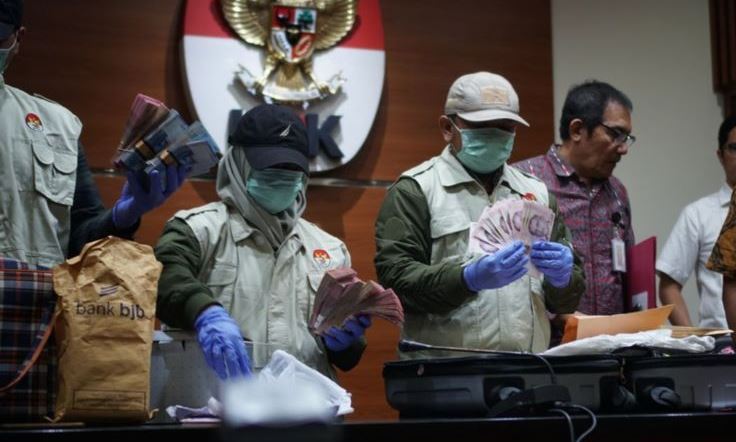 ‘Komisi’ Jerat Pejabat Nakal