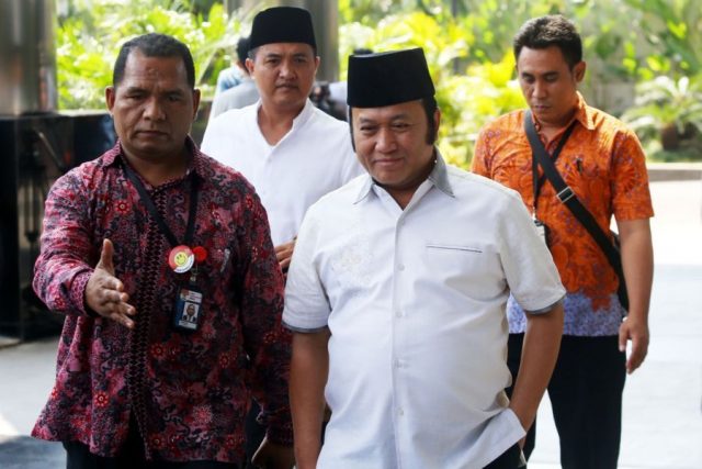 Tersenyum, Zainudin Tersangka