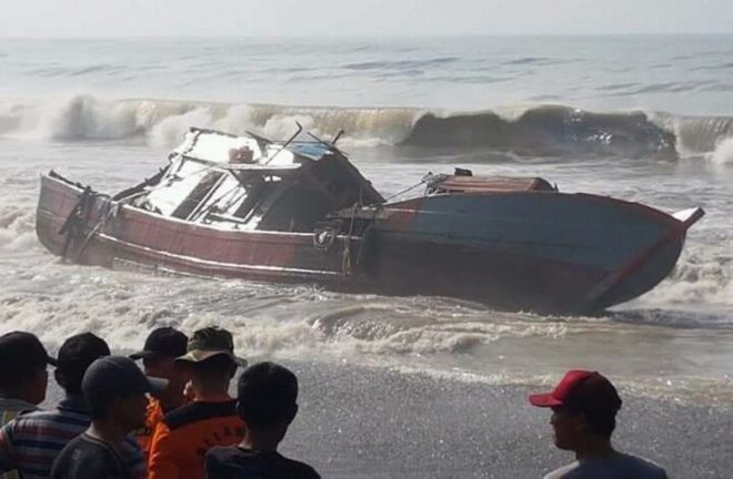 Gelombang Tinggi Hantam Selatan Jawa Gelombang Tinggi Hantam Selatan Jawa