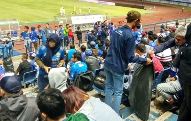 Bobotoh Lanjutkan Tradisi Bersih-bersih