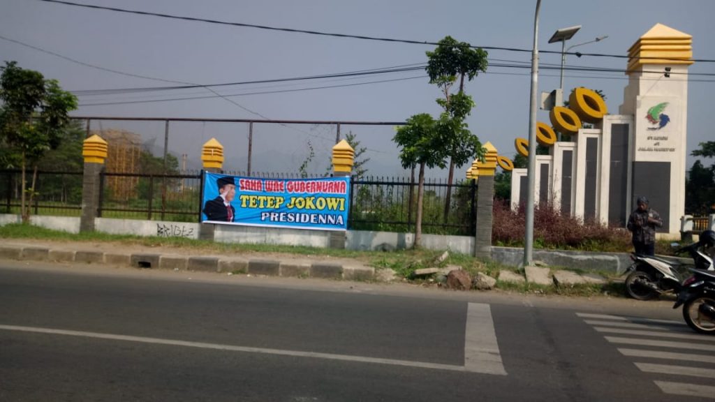 Spanduk Hatur Nuhun Pak Jokowi Curi Perhatian Warga Spanduk Hatur Nuhun Pak Jokowi Curi Perhatian Warga