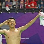 Spontanitas Selebrasi Buka Baju