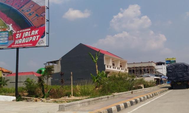 Segera Tertibkan Bangli di Exit Tol Soroja