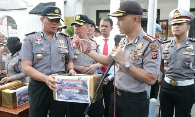 Polrestabes Spontan Kumpulkan Bantuan Polrestabes Spontan Kumpulkan Bantuan