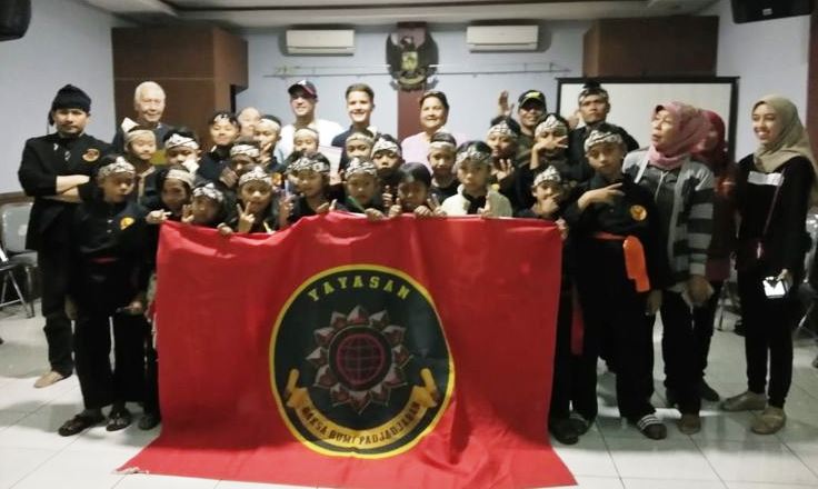 Ajak Latihan Silat Bareng Bule