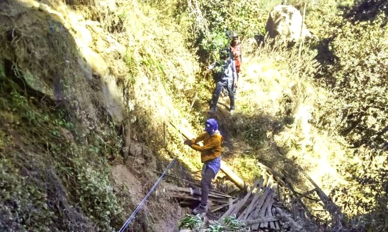 Pasrah, Berdoa, karena Merasa Tak Akan Selamat