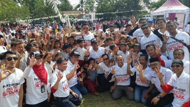 Pertamina Donasi 3.200 Sepatu untuk 10 SD