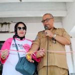 GUNTING PITA: Kadisdik Kota Bandung Elih Sudiapermana secara simbolis menggunting pita tanda dimulainya berbagai lomba di Disdik Kota Bandung