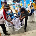 Calon Jamaah haji sedang dibantu oleh petugas untuk keberangkatan ke tanah suci (Foto Ilustrasi)