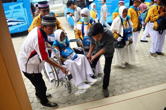 Calon Jamaah haji sedang dibantu oleh petugas untuk keberangkatan ke tanah suci (Foto Ilustrasi)