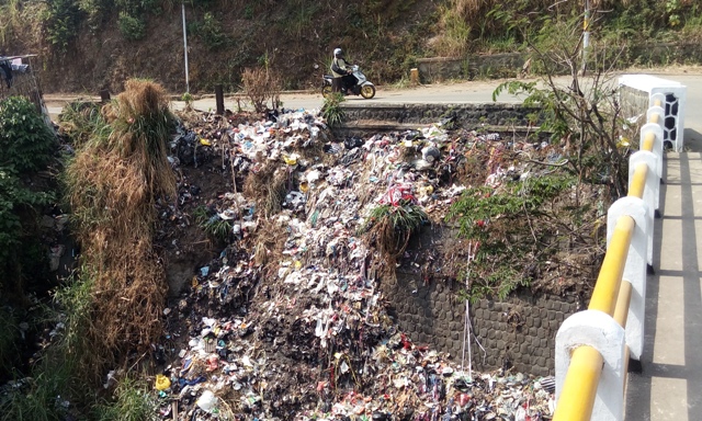 Warga Masih Buang Sampah di Sungai