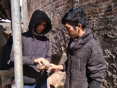 Guru Honorer Nyambi Moyan Bari Ngopi