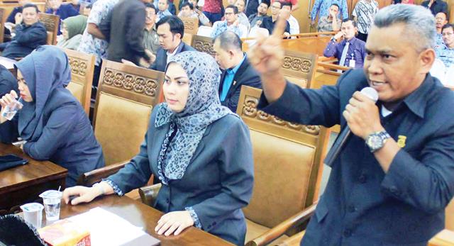 Nurhasan-Cucu Dinilai Tak Beretika Nurhasan-Cucu Dinilai Tak Beretika