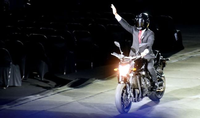 Harus Jujur Gunakan Stuntman, Tamu VVIP pun Ikut Dibohongi Presiden dengan mengendarai motor saat tiba di lokasi acara pembukaan Asian Games XVIII Tahun 2018