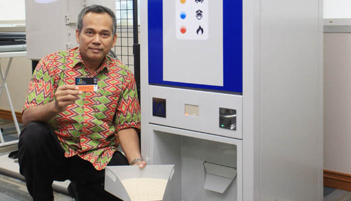 Luncurkan ATM Beras