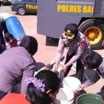 Para Polwan Bagikan Air Bersih