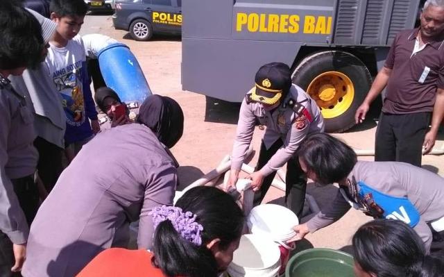 Para Polwan Bagikan Air Bersih Para Polwan Bagikan Air Bersih