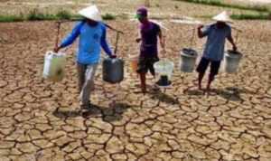 KRISIS AIR: Sebanyak lima kecamatan di Bandung Barat mulai kesulitan mendapatkan air bersih. Saat ini pemerintah tengah menyiapkan bantuan untuk disalurkan ke sejumlah wilayah.