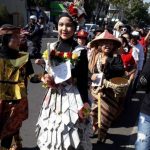 SYARIF PULLOH ANWARI KREATIF: Nazwa yang masih duduk dibangku sekolah SD menyulap bekas koran menjadi gaun saat mengikuti karnaval di Kampung Babakan Asih, Kecamatan Bojongloa Kaler, Kota Bandung, Minggu (19/8).