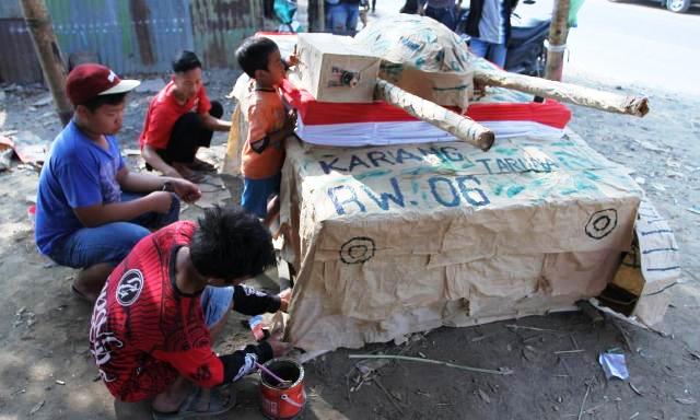 Warga Buat Kendaraan Perang Dari Limbah tank dari bahan kardus