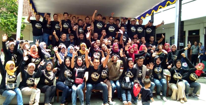 Alumni SMU Tamansiswa berphoto bersama di acara reuni ninetees. -