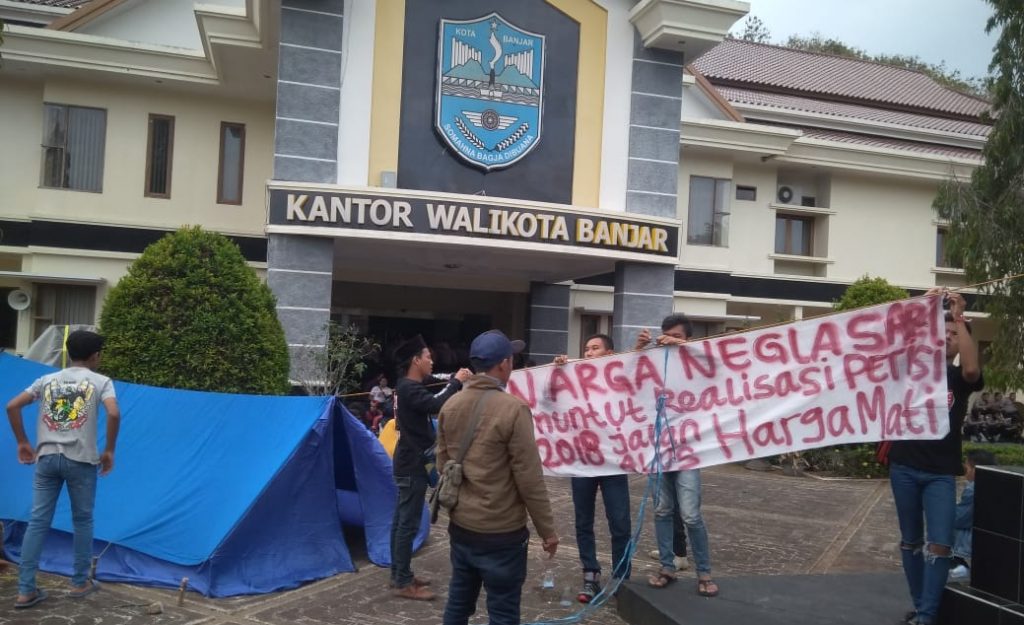 Tuntut Perbaikan Jalan, Warga Neglasari Ontrog Kantor Walikota Banjar