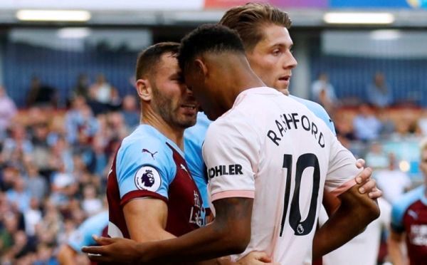 Tandukan Kepala Berujung Kartu Merah