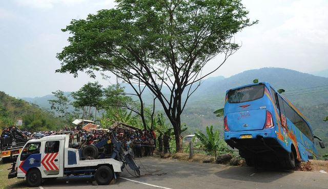 Penampakan-Bus-Masuk-Jurang-di-Sukabumi