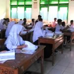 SMPN 1 Pasirjambu giat belajar diruang kelas.