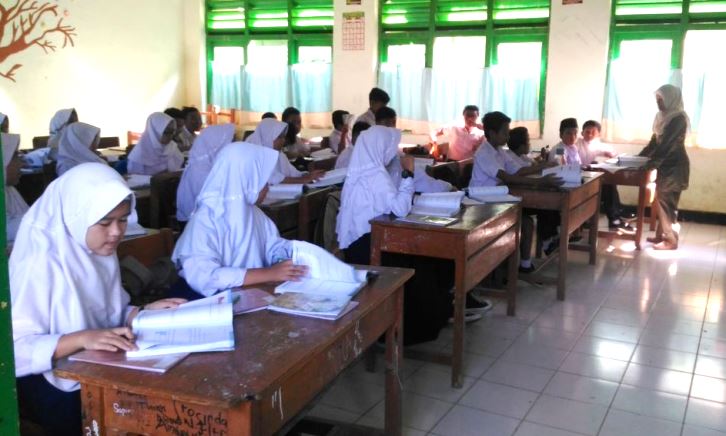 SMPN 1 Pasirjambu giat belajar diruang kelas.