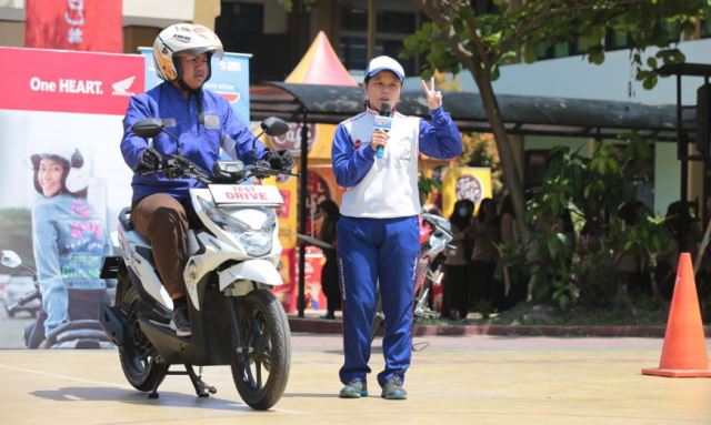 Berikan Materi Keselamatan Berkendara SR DBL SMAN 1 Baleendah