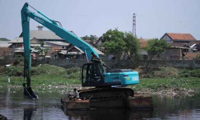 Satgas Sektor 6 Lakukan Pengerukan Satgas Sektor 6 Lakukan Pengerukan