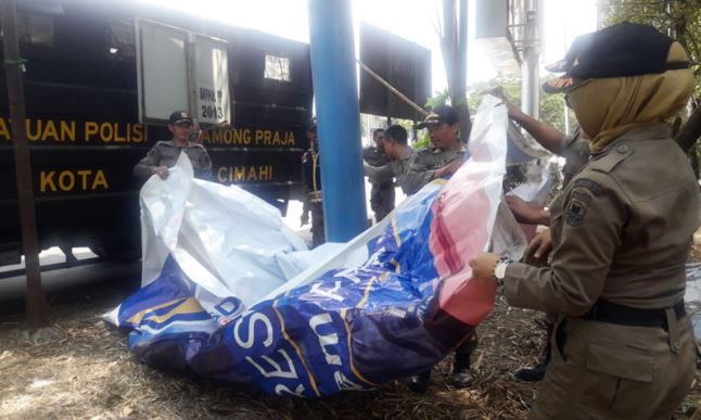 Satpol Tertibkan Alat Peraga Kampanye