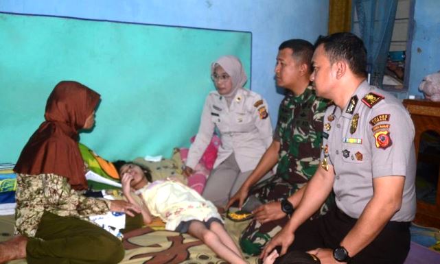 TNI polri bantu warga