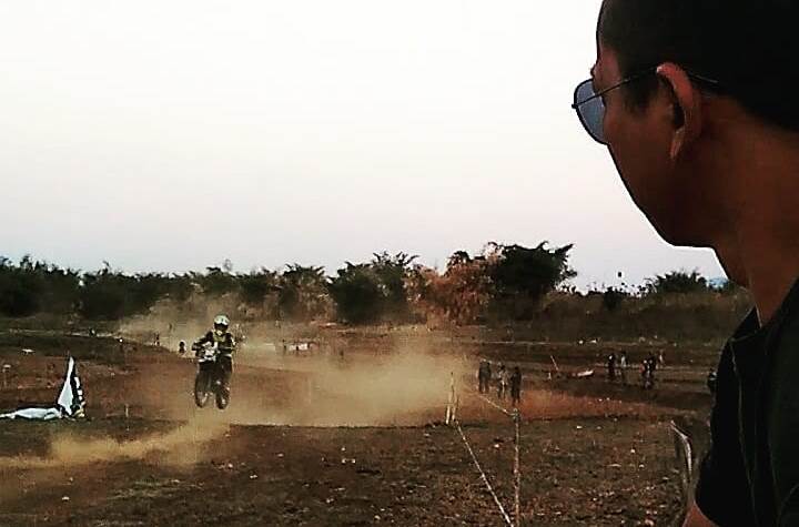 Dari Pengunjung yang Asyik Swafoto Hingga Nonton Balapan Dari Pengunjung yang Asyik Swafoto Hingga Nonton Balapan