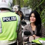 Polisi Larang Naik Motor Pakai Sandal Jepit, Berikut Penjelasan Lengkapnya