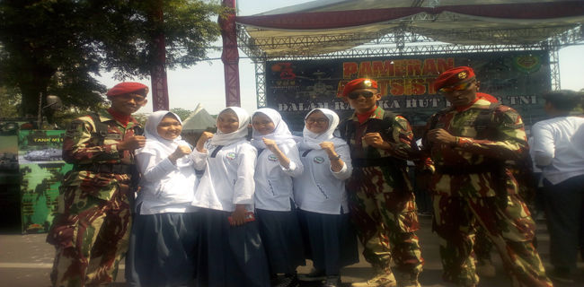 Pelajar Antusias Saksikan Pameran Militer