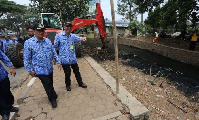 DPU Keruk Sungai Cinambo DPU Keruk Sungai Cinambo
