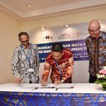 Dokumentasi PT Nusantara Infrastructure Penandatanganan nota kesepahaman Proyek Bandung Intra Urban Toll Road (BIUTR) oleh Direktur Utama PT Margautama Nusantara (MUN), Danni Hasan (kiri); Direktur Operasi I PT Wijaya Karya (Persero) Tbk, Agung Budi Waskito (tengah); dan Executive Director PT Summarecon Agung Tbk, Hindarko Hasan (kanan) di Nikko Hotel, Nusa Dua Bali, Sabtu, 13 Oktober 2018. Proyek BIUTR memiliki panjang 25,35 KM dengan nilai investasi kurang lebih mencapai Rp10 triliun akan menghubungkan wilayah Pasteur – Cileunyi (Tol Cisumdawu) dan Gedebage (Tol Purbaleunyi).
