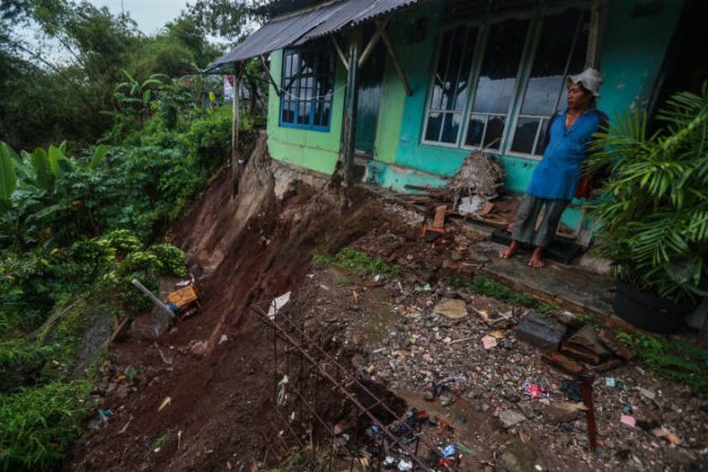 Rumah Warga di Cikalongwetan Tergerus Tanah Longsor