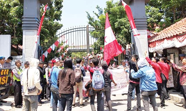 GMNI Jabar-geruduk kpu