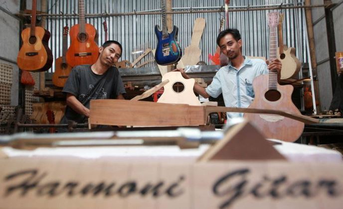 Harmoni Gitar