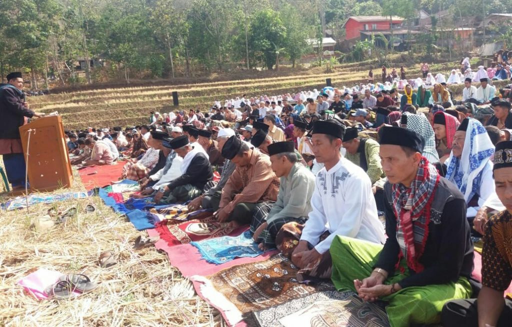 Warga Desa Gelar Shalat Istisqo di Tengah Sawah
