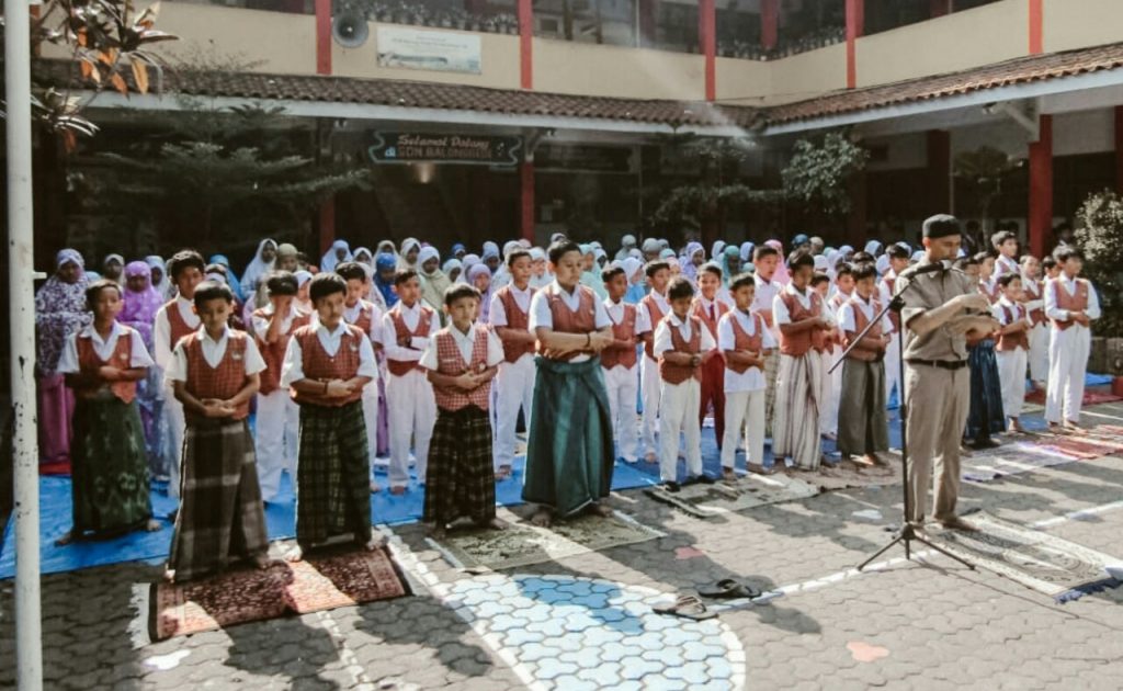 Puluhan Ribu Siswa SD-SMP Kota Bandung Ikuti Istisqa Puluhan Ribu Siswa SD-SMP Kota Bandung Ikuti Istisqa