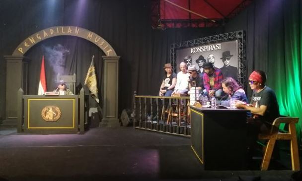 Rela Selingkuh Untuk Usung Grunge