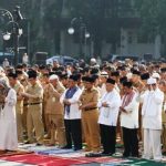IMAN MULYONO/JABAR EKSPRES MINTA HUJAN: Pemkot Bandung saat menggelar Salat Istisqa yang digelar di Balai Kota Bandung diikuti seluruh Aparatur Sipil Negara (ASN) yang bekerja di lingkungan Pemkot Bandung.