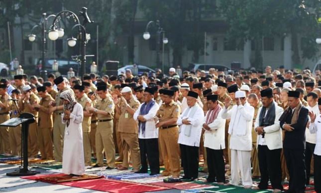 IMAN MULYONO/JABAR EKSPRES MINTA HUJAN: Pemkot Bandung saat menggelar Salat Istisqa yang digelar di Balai Kota Bandung diikuti seluruh Aparatur Sipil Negara (ASN) yang bekerja di lingkungan Pemkot Bandung.